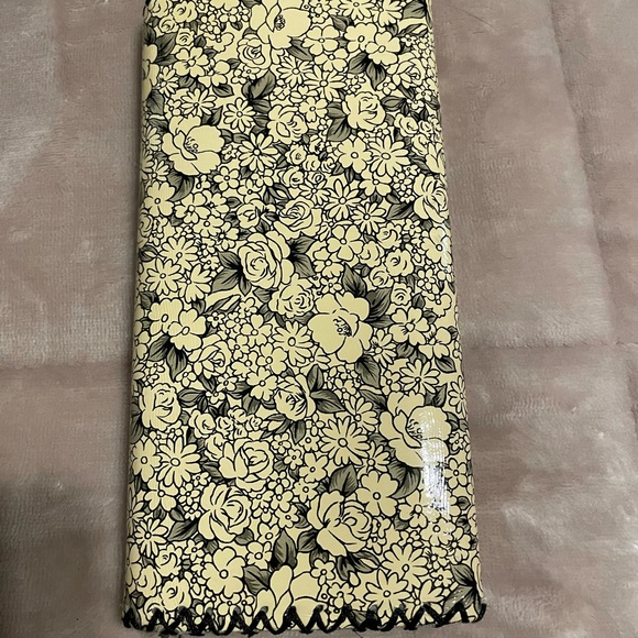 Beautiful Floral Trifold Wallet - Picture 3 of 6